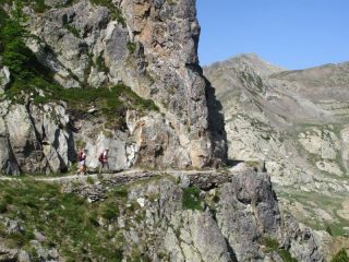 Il bel sentiero scavato nella roccia