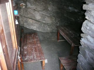 Vecchio bivacco/grotta al colle