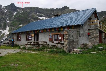 L’alpeggio-rifugio di Loriaz con il colle