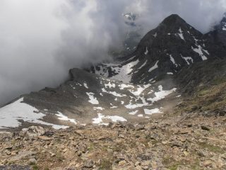 10 - itinerario di salita sui ghiaioni e nevaio sopra il Col Fussi. Appare il M.Delà davanti alle nuvole