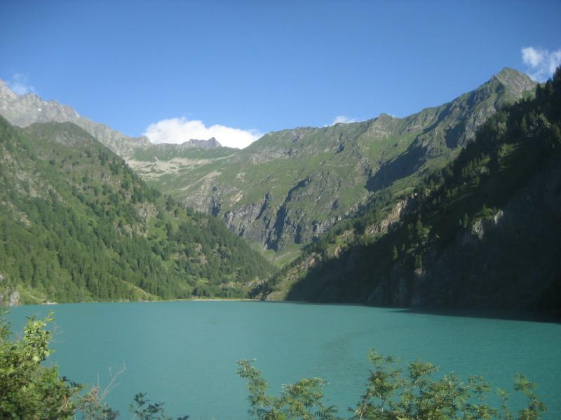 il tratto tra il passo Andolla (centro foto) e passo del Busin (dx) che si percorre però sul lato svizzero