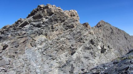 il breve risalto roccioso della cresta dove si trova l'unico facile passo di arrampicata (15-7-2012)