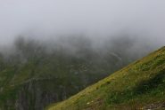 Il sentiero TMB per il Col du Ferret ormai invisibile per la nuvolosità