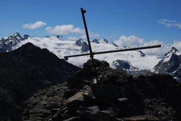 La croce sulla cima Sud del Colmet, con Rutor sullo sfondo