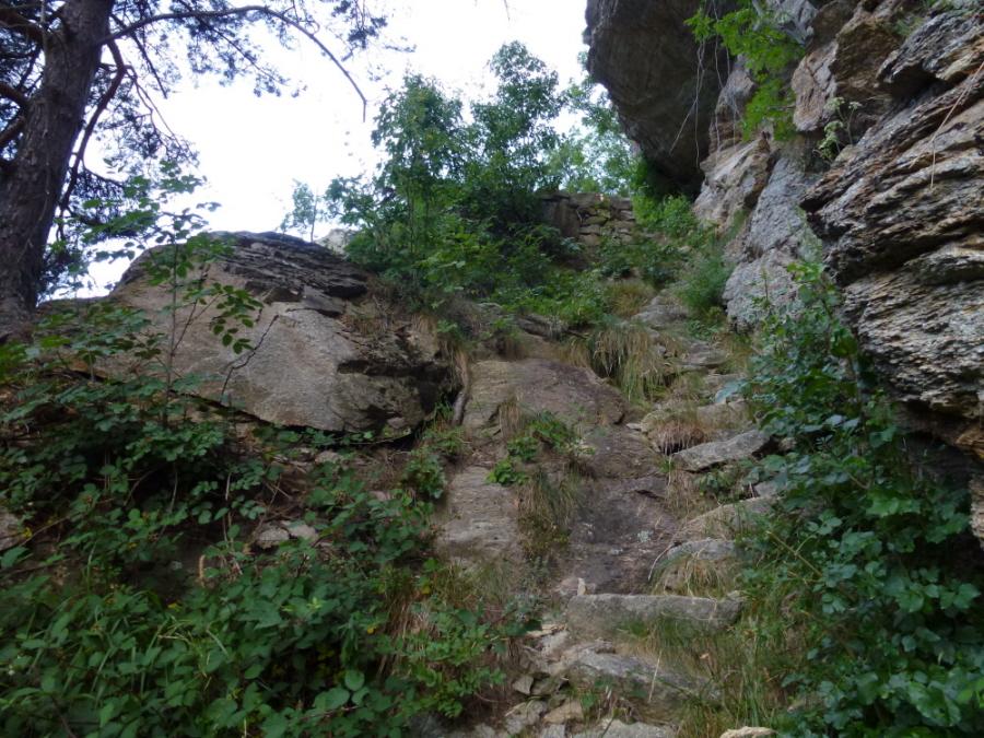 il sentiero cengia che porta sopra alla cascata di noasca