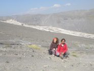 Io ed Elisa e sullo sfondo la colata di lava bianca... sembra neve!