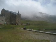 santuario del Miserin oggi in festa, con il monte Rascias un pò nascosto dalla nube
