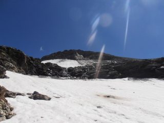 41 - soto la Punta Niblé alla partenza della salita normale su ghiacciaio. Evidenti le frane dalla cima.