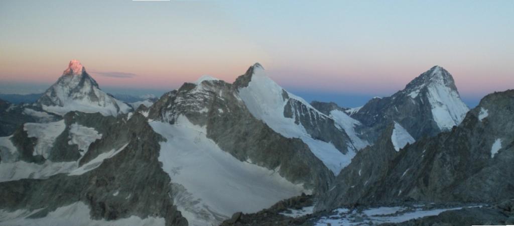 Prime luci su tre tra le più belle cime delle Alpi