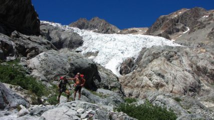 Gianluca e Gianfranco sul sentiero che porta al Refuge du Glacier Blanc (10-8-2012)