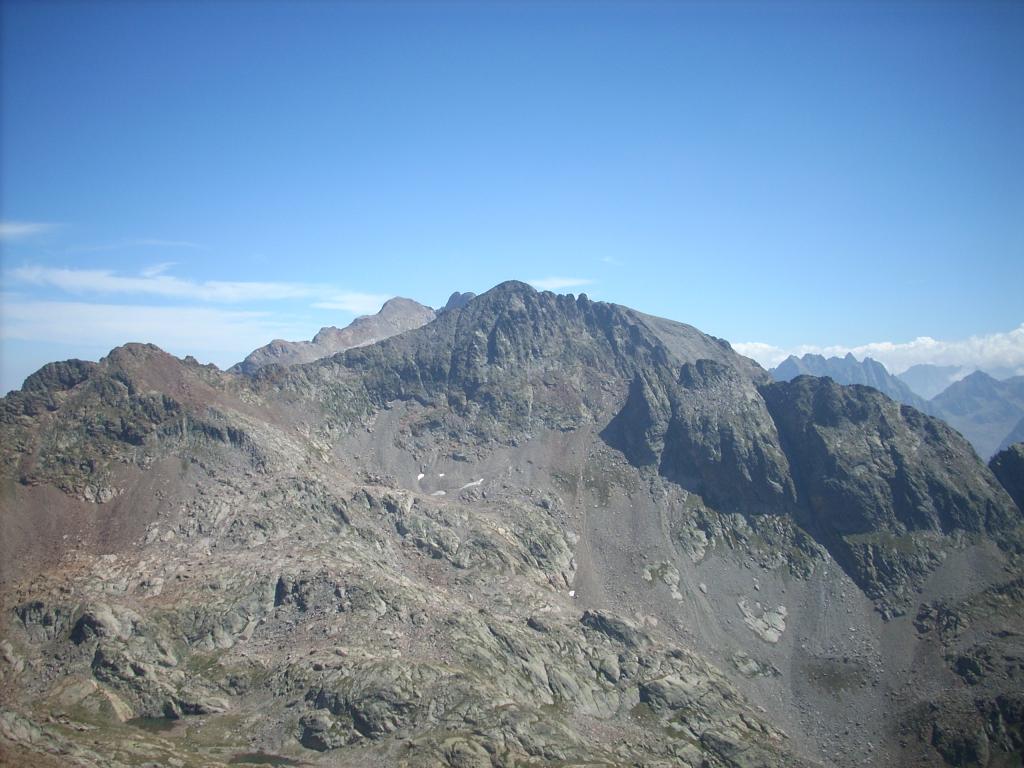 Rocca Valmiana e, dietro, monte Matto