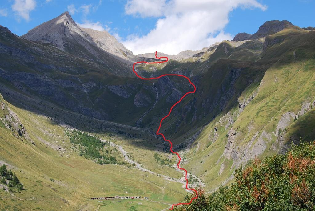 L’Alpeggio di Les Ecules, l’Artanavaz e la via di salita visti dalla sterrata per il Col Serena 