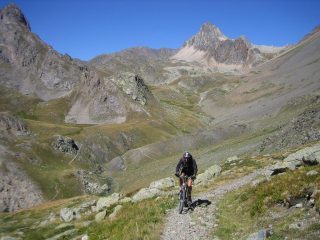 tratto pedalabile nella risalita al col de Chardonnet; sullo sfondo il Pic de la Mouliniere 3073 m.