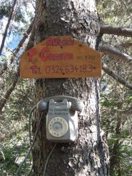 pubblicità del rifugio Crosta nel bosco a pochi passi da San Domenico