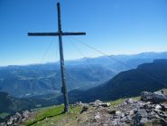 La croce di vetta della Kleiner con le Dolomiti sullo sfondo