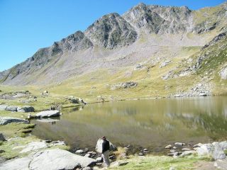 La Grosser dal lago: a sinistra la cresta di salita, a destra quella di discesa
