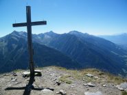 La croce della Flecknerspitze. Sullo sfondo i Monti Sarentini