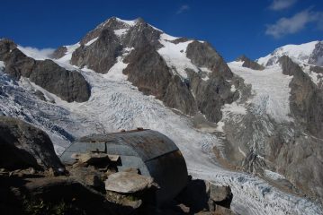 Il Bivacco Hess con Trelatete, Pt. Mont Blanc e la seraccata del Ghiacciaio de la Lex Blanche