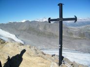 La croce di vetta con l'Oberland sullo sfondo