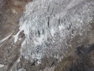 zoom sui seracchi alla base del ghiacciaio