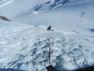 Corda fissa su pendio ghiacciato dal Col du Mont Maudit