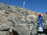 l'acqua del pian della Mussa al passo del Duc: in realtà la bottiglietta contiene un ottimo vinello...