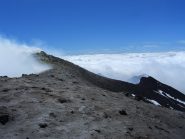 Vetta del Cratere Centrale. Alle spalle e' il Cratere Sud. Di sfondo il mare di nubi.