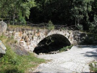 Ponte ad arco in pietra nei pressi dell'Alpe Cantonazzo