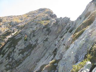 Tratto roccioso della cresta di discesa dal Roux