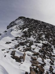 09 - l'ultima rampa per la cima,il vento ha accumulato la neve fresca creando delle piccole cornici di cresta