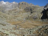 In primo piano, Il Pian Baracun e l'Alpe Broina inferiore