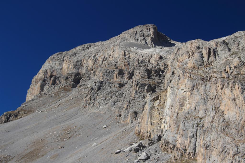 ghiaioni, bastionate e parete dolomitica della Grande Seolane, vista dal pianoro erboso prima del Col de Thuiles (6-10-2012)