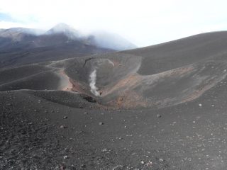 03 - crateri del 2002 fumanti e crateri sommitali sullo sfondo