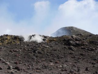 16 - arrivo sul bordo del cratere fumante, all'improvviso l'aria diventa irrespirabile