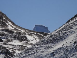 05 - salendo appare l'Albaron di Savoia con il vento che sposta la neve fresca in cresta