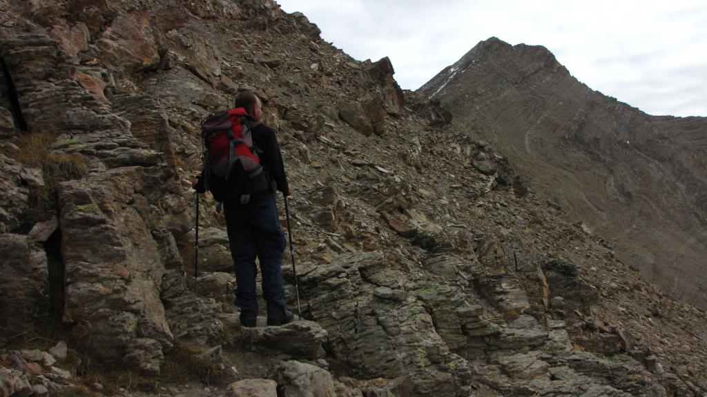 Enrico sale lungo un gruppo di roccette sotto la cima della Tete de Cuguret (20-10-2012)