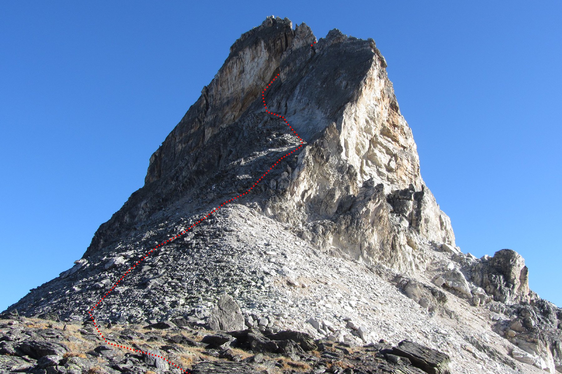 il primo tratto del percorso di salita alla rocca, visto dal col peyron