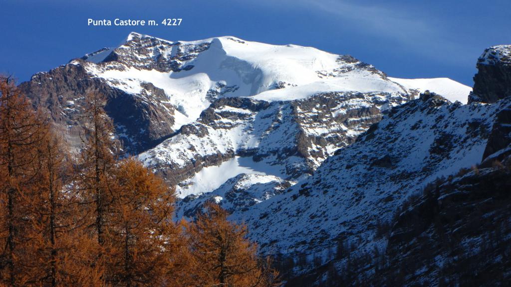 panorami dal bosco verso l'Alpeggio di Nannaz superiore...01 (17-11-2012)