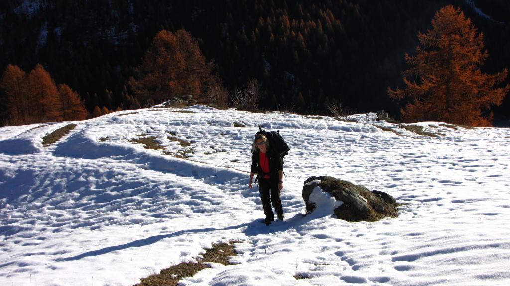 Maria Carla in salita nei pressi dell'Alpeggio di Nannaz inferiore (17-11-2012)
