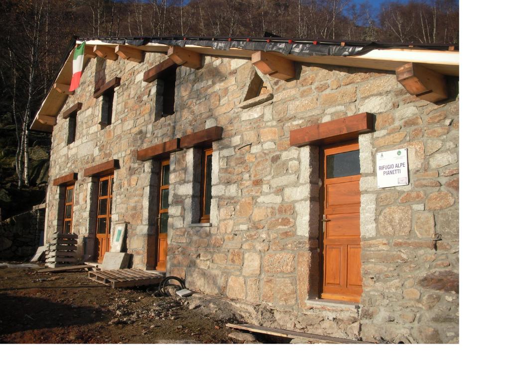 Il rifugio in ristrutturazione all'Alpe Pianetti..