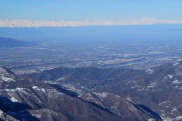 la pianura monregalese, buona parte dell'arco alpino occidentale e il Gruppo del Rosa dal Monte Creusa Occidentale (8-12-2012)