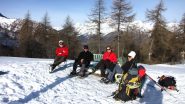 un gruppo di turisti passati per caso dal Colle Birrone, comodamente seduti in panchina (22-12-2012)