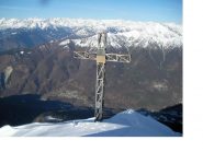 L'enorme croce di vetta con la Val Vigezzo in primo piano e l'Oberland sullo sfondo..