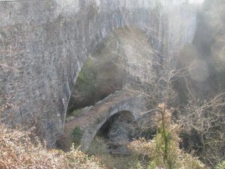 L'antico ponte posto al di sotto del ponte più recente