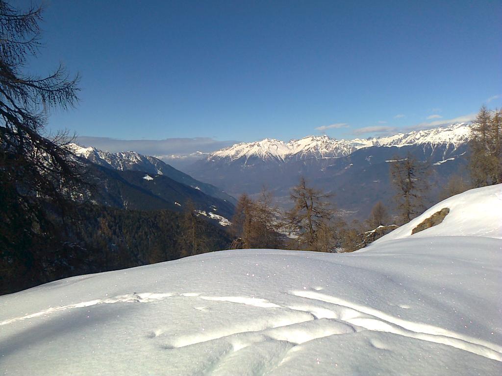 Al bivio per l'Alpe Meriggio con i giganti della Valmasino 