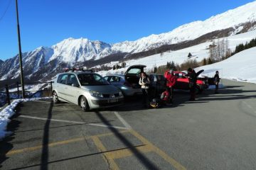 preparativi per la partenza al parcheggio di Mandriou (2-3-2013)