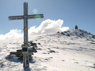 La croce e il cumulo di pietre in cima a Testa di Garitta Nuova, quota 2377 m