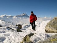 Io (Alberto) in cima alla Testa di Garitta Nuova a quota 2385 m, sullo sfondo il Monviso (3841 m)