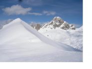 L'elegante piramide nevosa del M.Bachelor(2480m) a dx e' la Rocca la Meja