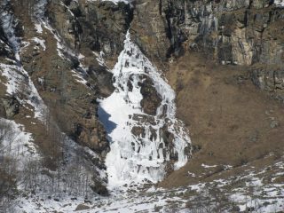 La cascata del Roc ghiacciata